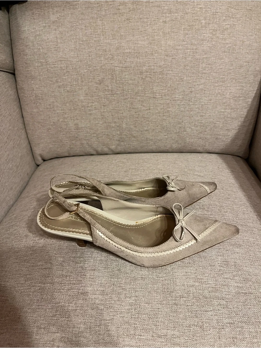 Vintage suede kitten heels with scalloped edge & bow detail